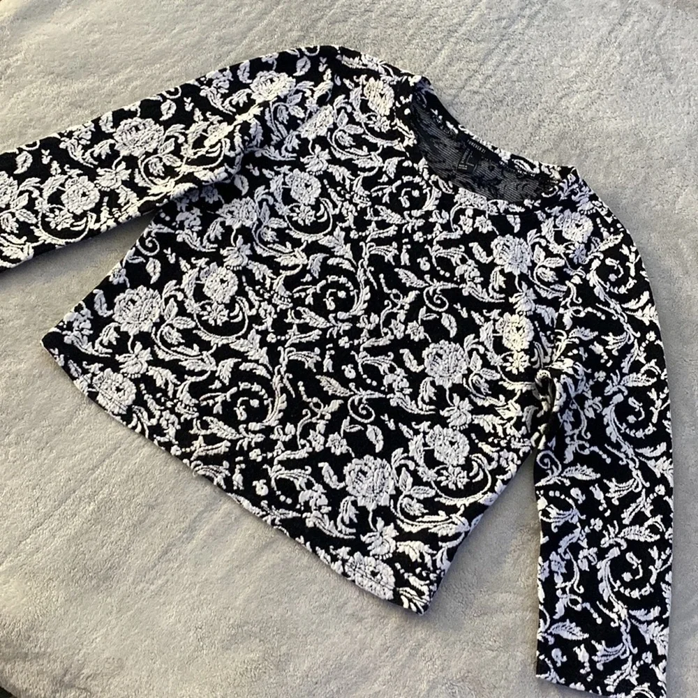 Forever 21 Cropped Black & White Floral Top Size Large